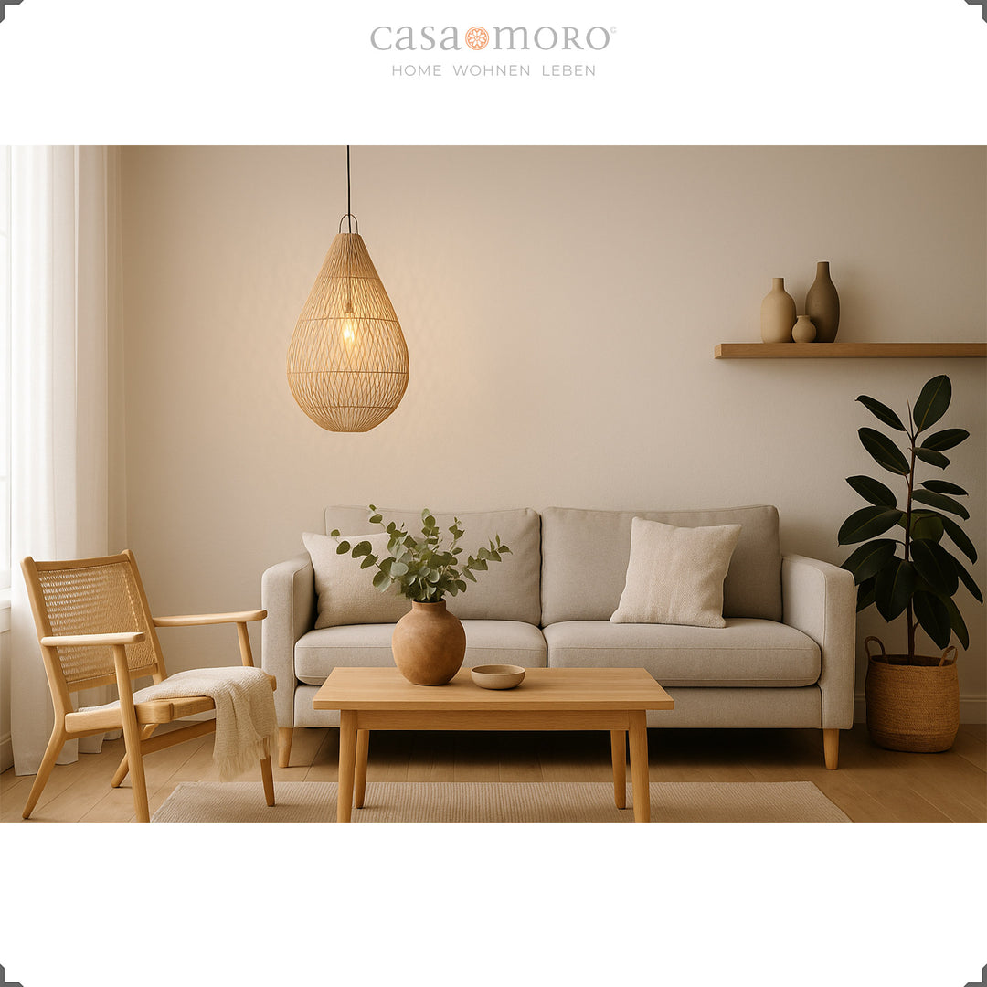 Lampe en rotin en forme de larme comme lampe suspendue dans le salon moderne, avec une lumière douce et un style naturel