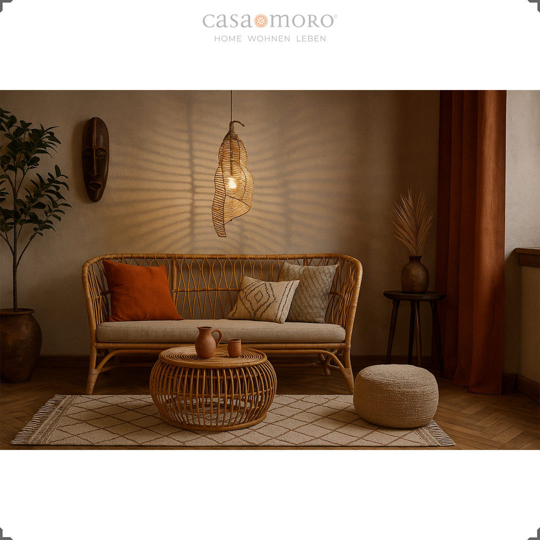 Lampe courbée en rotin comme lampe suspendue dans le salon, faite à la main avec un effet de lumière bohème chaleureux