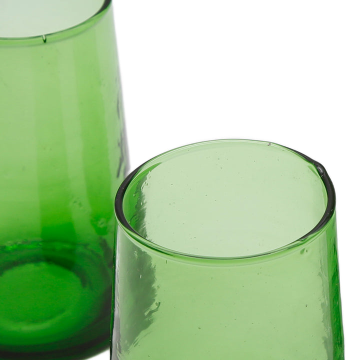Verre vert pour servir un latte macchiato en couches - élégant et fonctionnel au quotidien