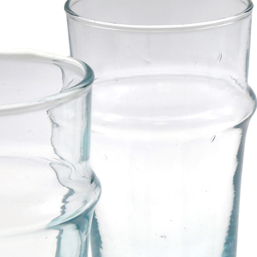 Latte Macchiato servi dans un verre transparent – élégant avec de légers reflets bleus