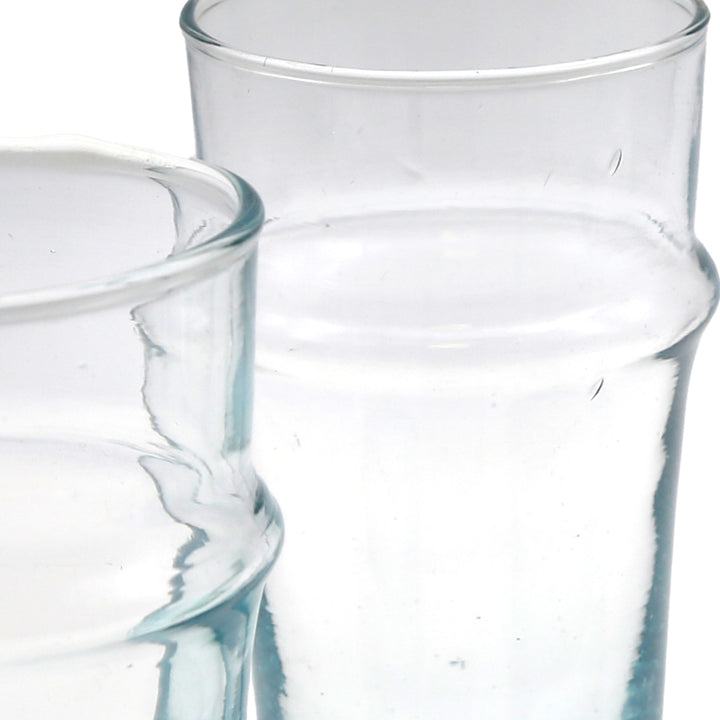 Latte Macchiato servi dans un verre transparent – élégant avec de légers reflets bleus