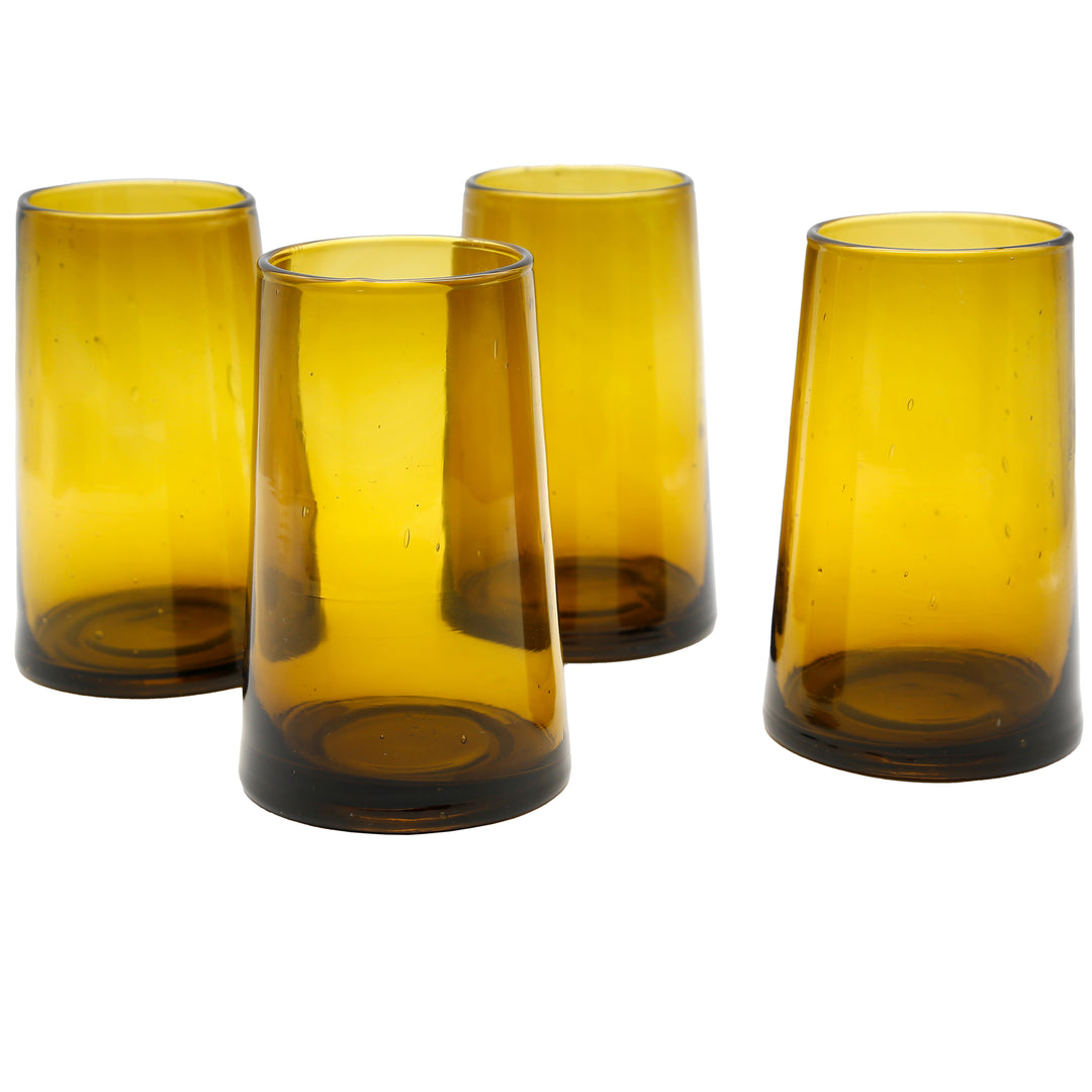 Honigbraune Gläser mit geschichteten Latte Macchiato und Eiskaffee – ideal für den Alltag oder Gäste