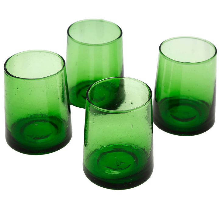 Verre vert avec une structure faite à la main - idéal comme verre à latte macchiato