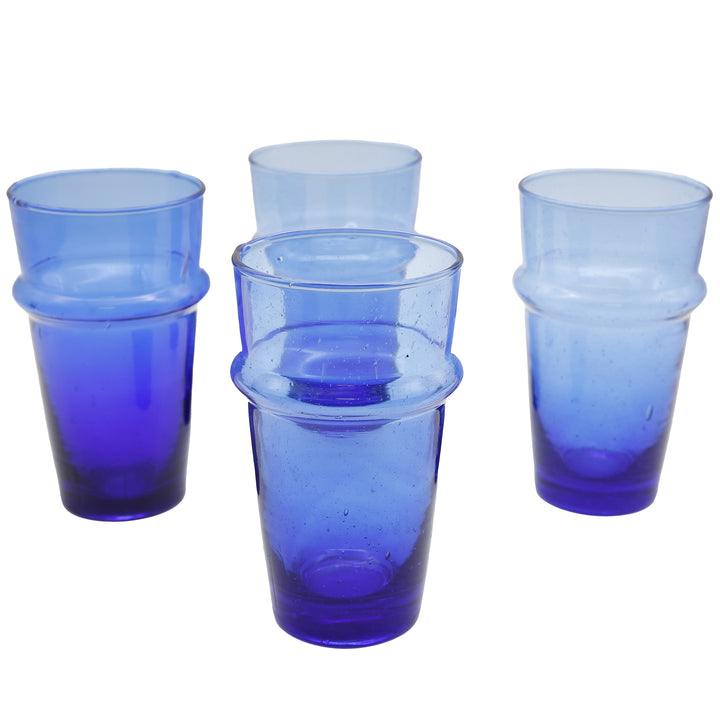 Verre à latte macchiato d'un bleu intense, soufflé bouche avec une structure organique