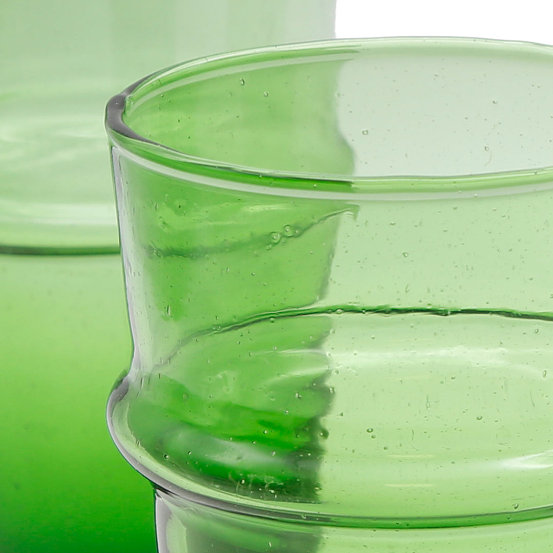 Latte Macchiato im grünen Glas serviert – Glasstruktur lebendig & individuell