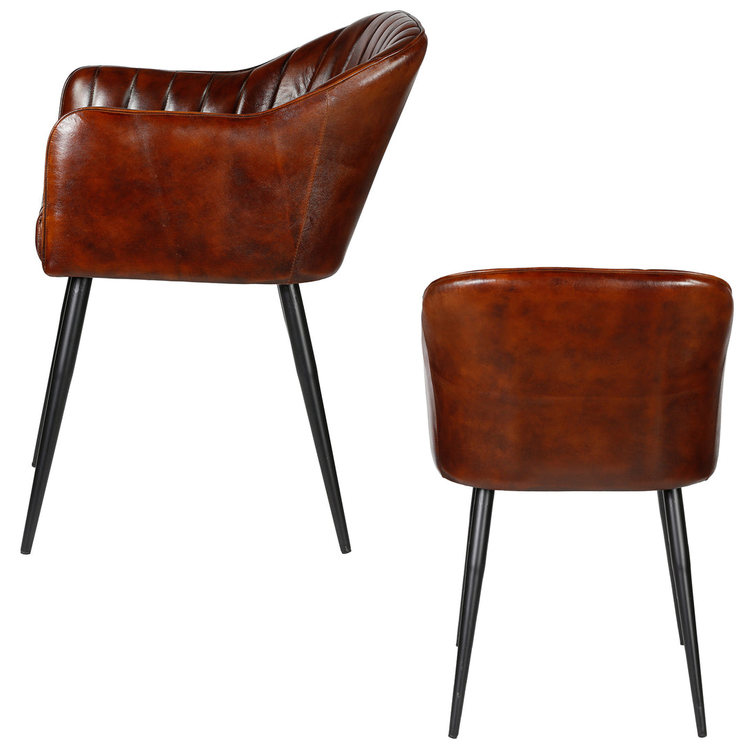 Zij- en achteraanzicht van een antieke bruine lederen stoel met verticale quilting en een zwart metalen frame - gedetailleerde weergave van vorm en materiaal.