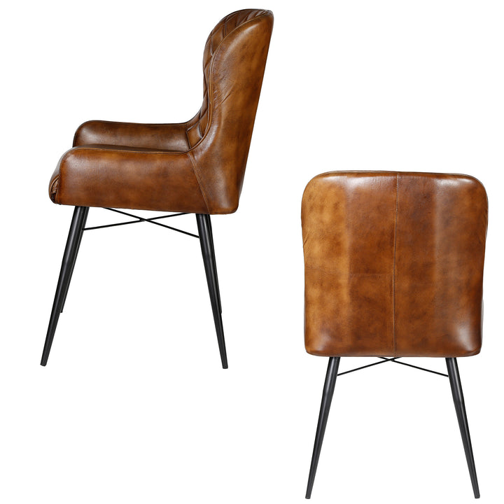 Zij- en achteraanzicht van een antieke bruine lederen stoel met een zacht gebogen rugleuning, zwart metalen frame en fijne patina.