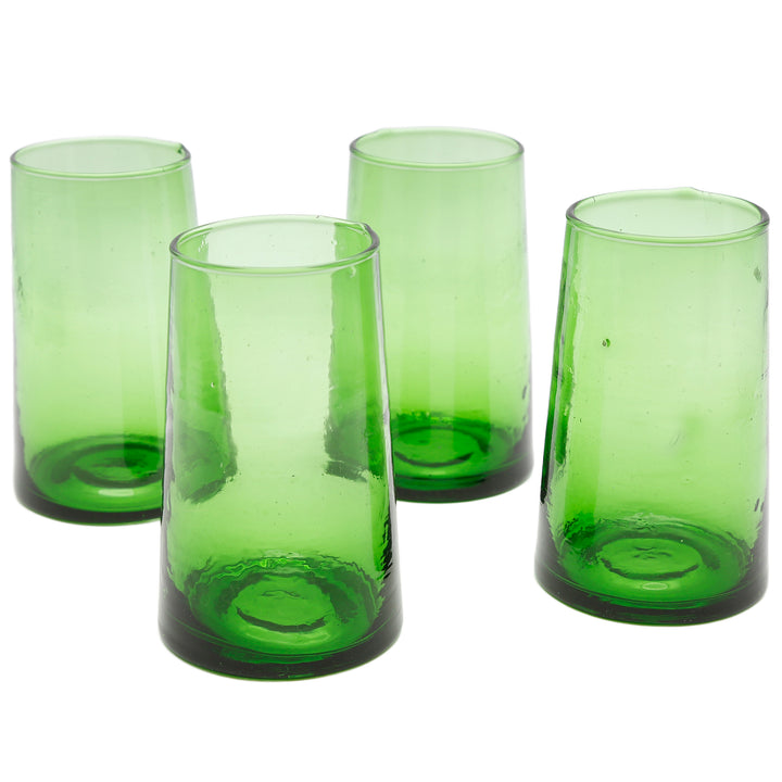 Quatre verres à long drink verts sur une surface claire - faits à la main, légèrement irréguliers, stables