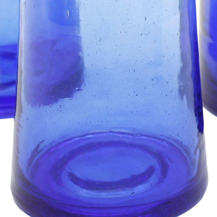 Vier longdrinkglazen van blauw gerecycled glas - conisch, zwaar en handgemaakt
