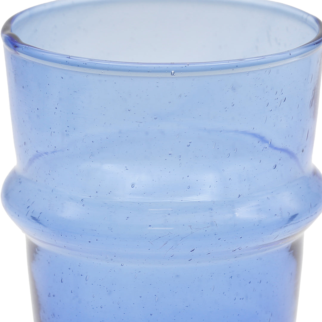 Plan détaillé d'un verre à latte macchiato - forme légèrement irrégulière et inclusions