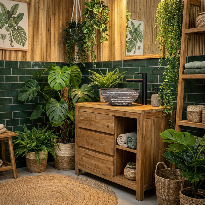 Lavabo rond en pierre sur meuble sous-vasque en bois dans une salle de bains verte avec plantes, carrelage foncé et raccords noirs