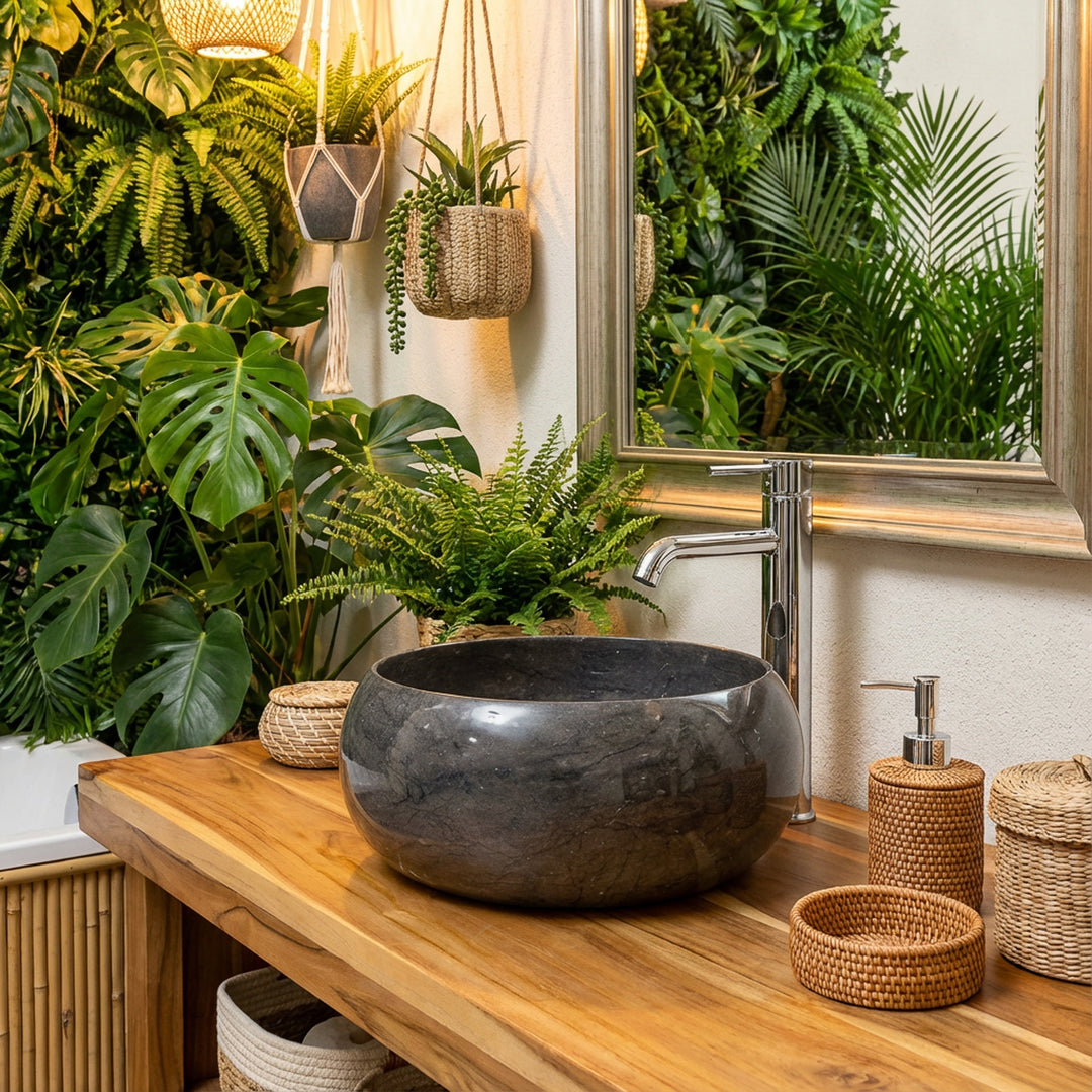 Rond Wastafel Steen op houten ijdelheid in groene spabadkamer met plantenwand, spiegel en warm licht