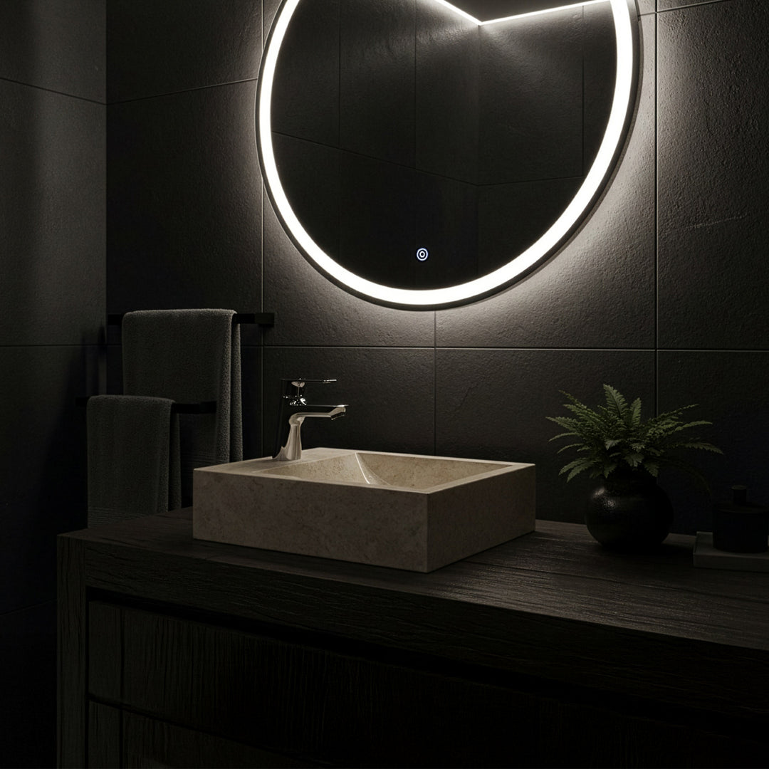 Rechthoekige opzetwastafel van licht marmer op een donkerhouten wastafel met verchroomde armaturen in de moderne, minimalistische badkamer