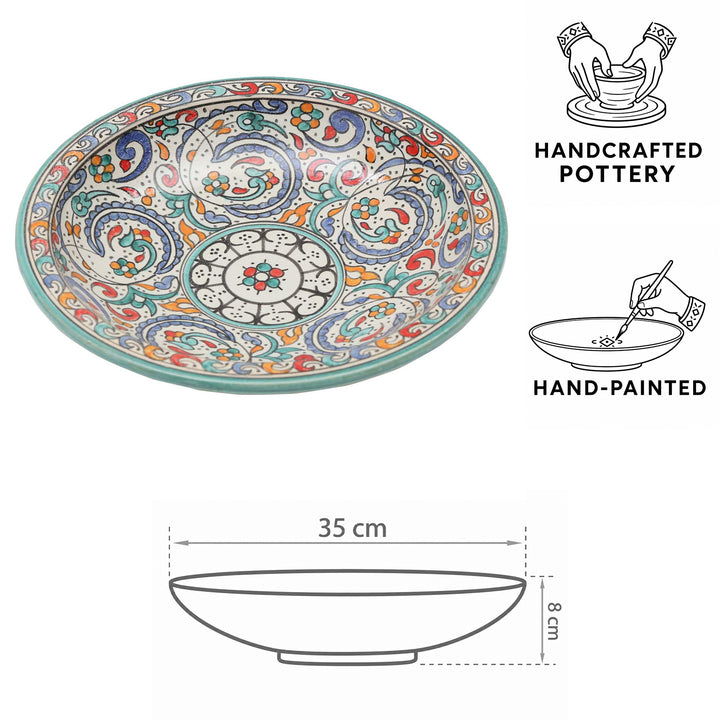 Handgeschilderde Marokkaanse keramische schaal met een turkooizen rand, bloemmotieven en de afmetingen Ø 35 cm en hoogte 8 cm