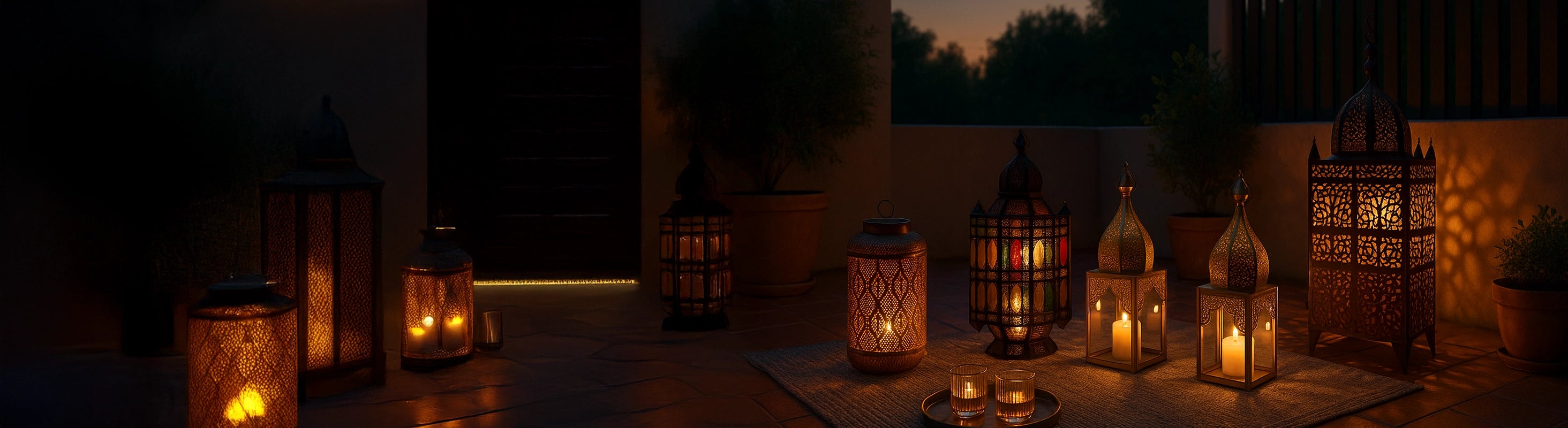 Lanternes marocaines – Diverses lanternes marocaines au crépuscule sur une terrasse, éclairées par des bougies et des motifs orientaux au sol et au mur