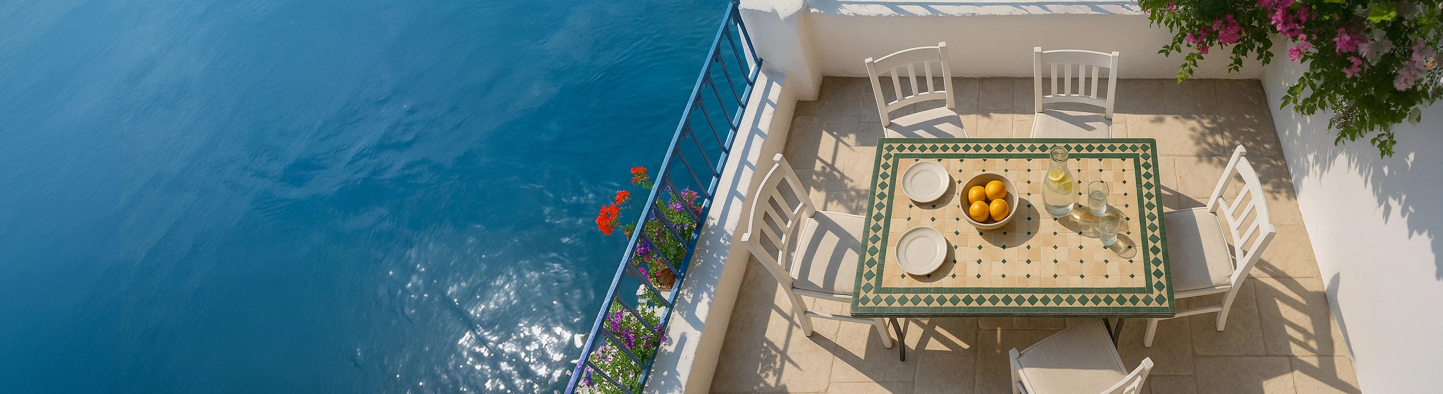 Mozaïektafels 120x80 – Mozaïektafel 120x80 cm in rechthoekige vorm met zithoek op balkon of terras aan zee - grote tafel voor gezamenlijke maaltijden