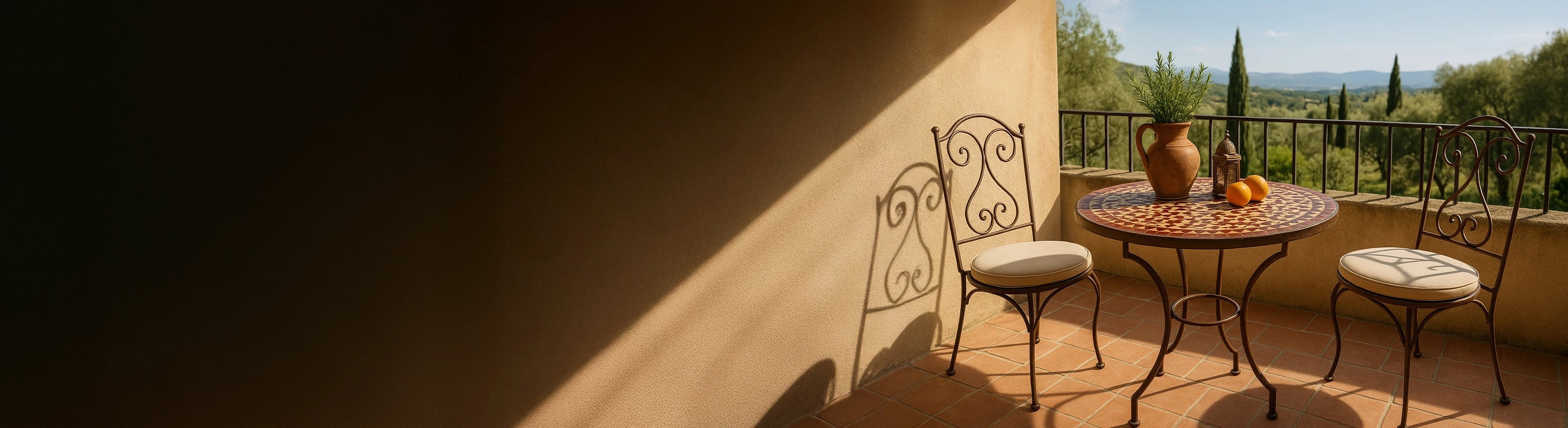 Mozaïektafels Ø70 – Ronde mozaïektafel Ø70 cm met zellige tegels als eettafel op zonnig terras met twee stoelen - ideaal voor 2 tot 3 personen.