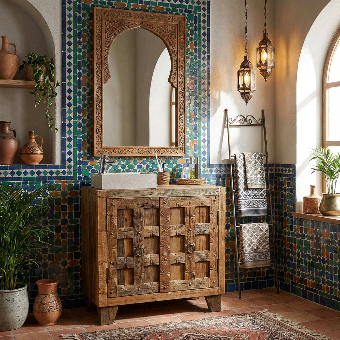 Vierkante opzetwastafel van licht natuursteen op een houten onderkast in een oosterse badkamer met mozaïektegels