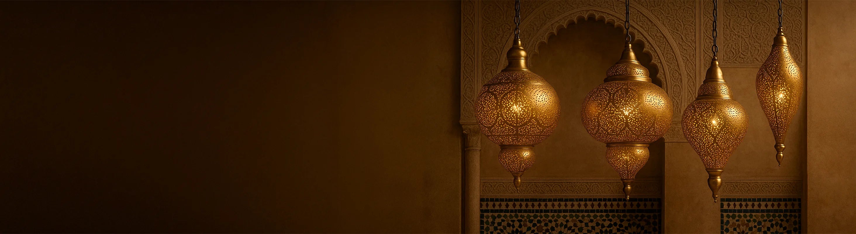 Oosterse messing plafondlampen – Oosterse koperen plafondlampen hangen voor sierlijke bogen en mozaïekmuren in een Marokkaans interieur.