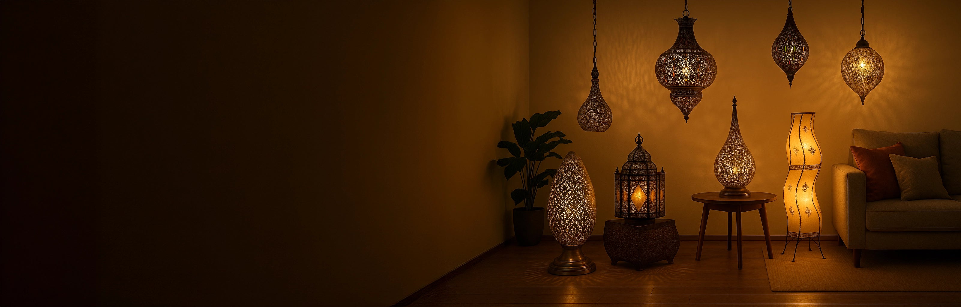 Lampes orientales – Un salon avec des lampes orientales, des suspensions, des lampadaires et des lampes de table à la lumière chaude qui crée une ambiance cosy.