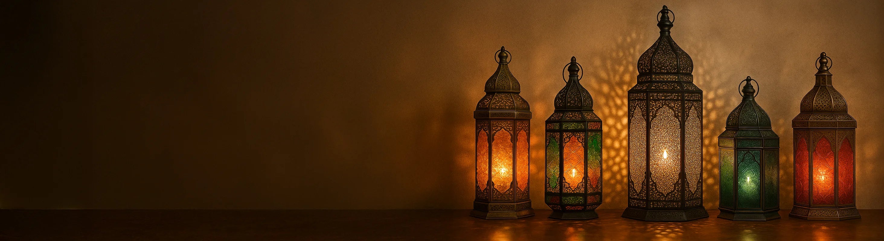 Lanternes orientales – Oosterse lantaarns van glas en metaal op een stenen vloer tegen een Marokkaanse achtergrond zorgen voor warm, sfeervol licht.