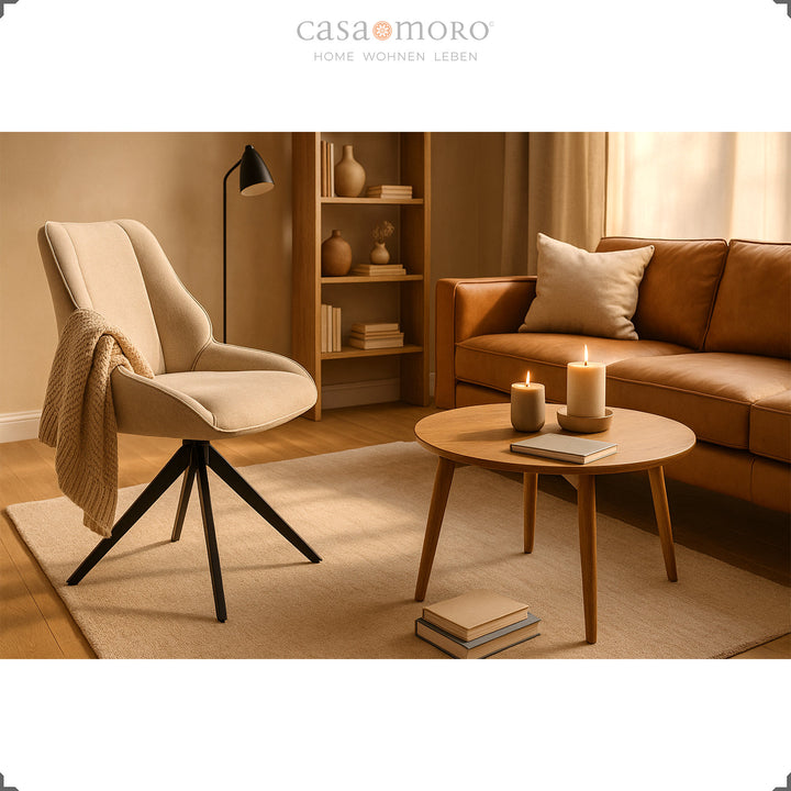 Chaise de salle à manger rotative à 360° marron clair à côté d'une table en bois et d'un canapé dans un salon moderne avec une lumière chaleureuse et une atmosphère chaleureuse