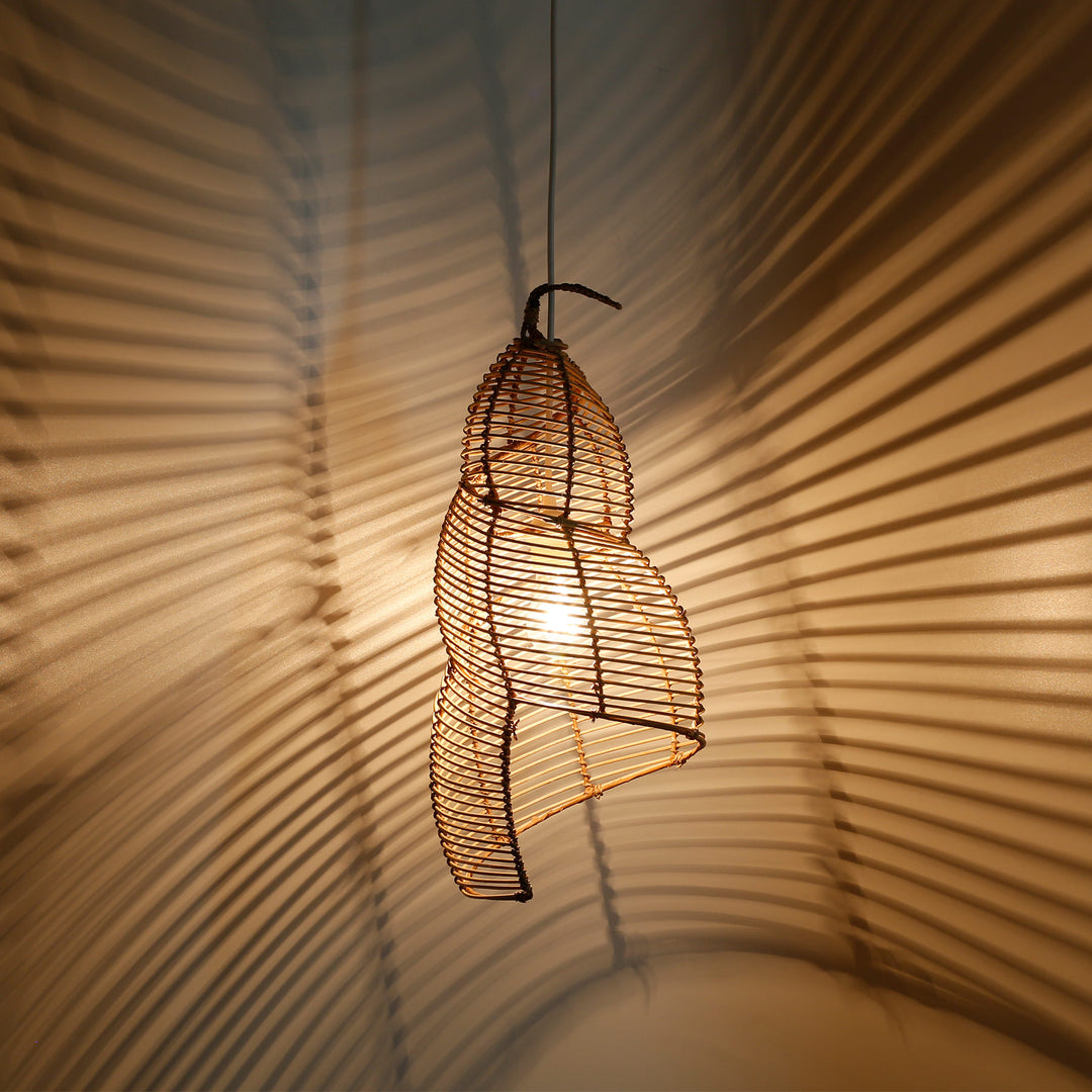 Plafonnier incurvé en rotin au tissage fin et à la lumière chaude, crée un jeu d'ombres fascinant