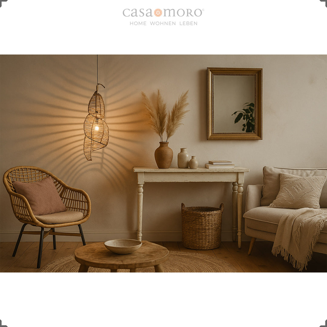 Lampe en rotin au-dessus d'une table à manger dans le salon bohème, crée une lumière chaleureuse et une ambiance atmosphérique