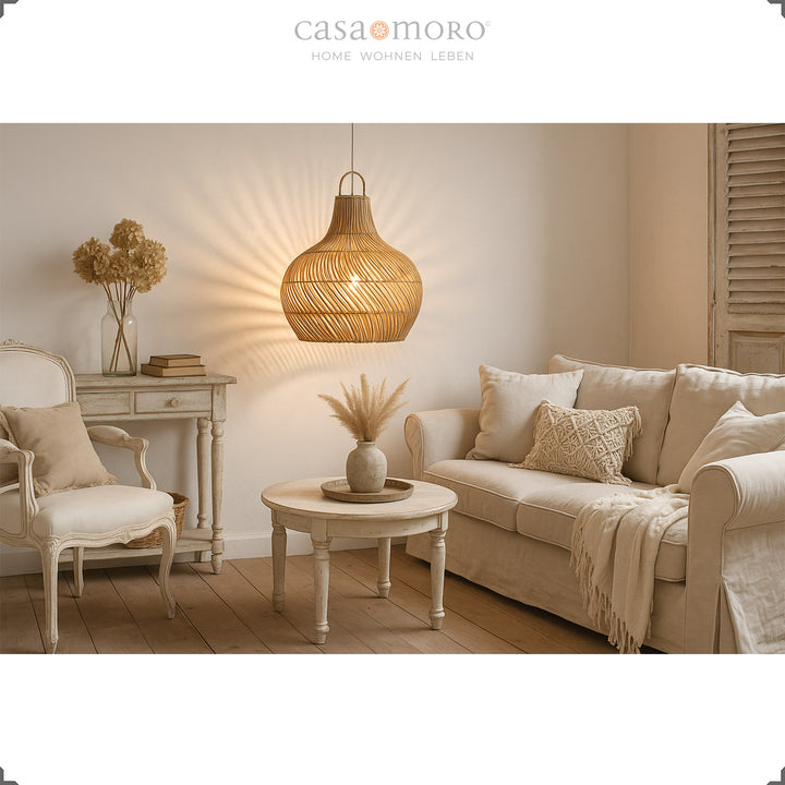 OLD : Lampe suspendue en rotin dans un salon lumineux, réalisée à la main et avec un jeu d'ombre et de lumière chaleureux