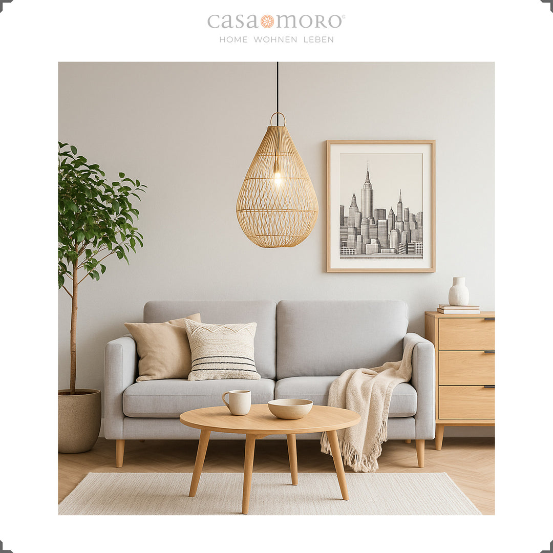 Lampe en rotin faite à la main en forme de larme comme lampe suspendue dans le salon, offrant une lumière chaude et une élégance naturelle