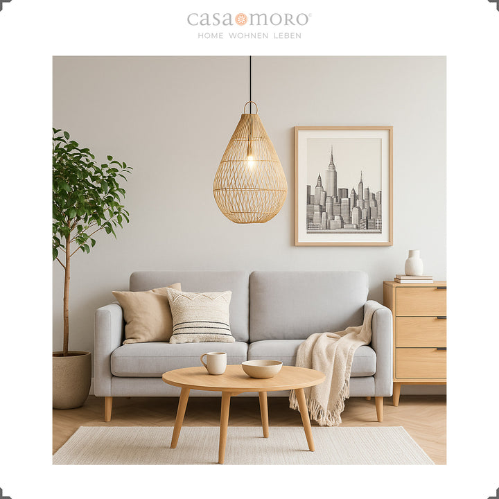 Lampe en rotin faite à la main en forme de larme comme lampe suspendue dans le salon, offrant une lumière chaude et une élégance naturelle