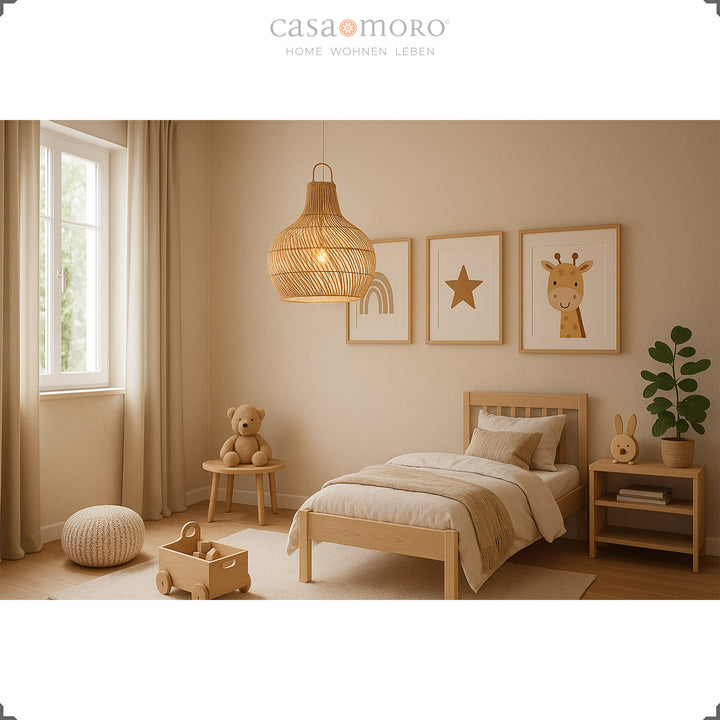 Lampe en rotin faite à la main comme plafonnier dans la chambre des enfants, avec une lumière chaude et une atmosphère naturelle