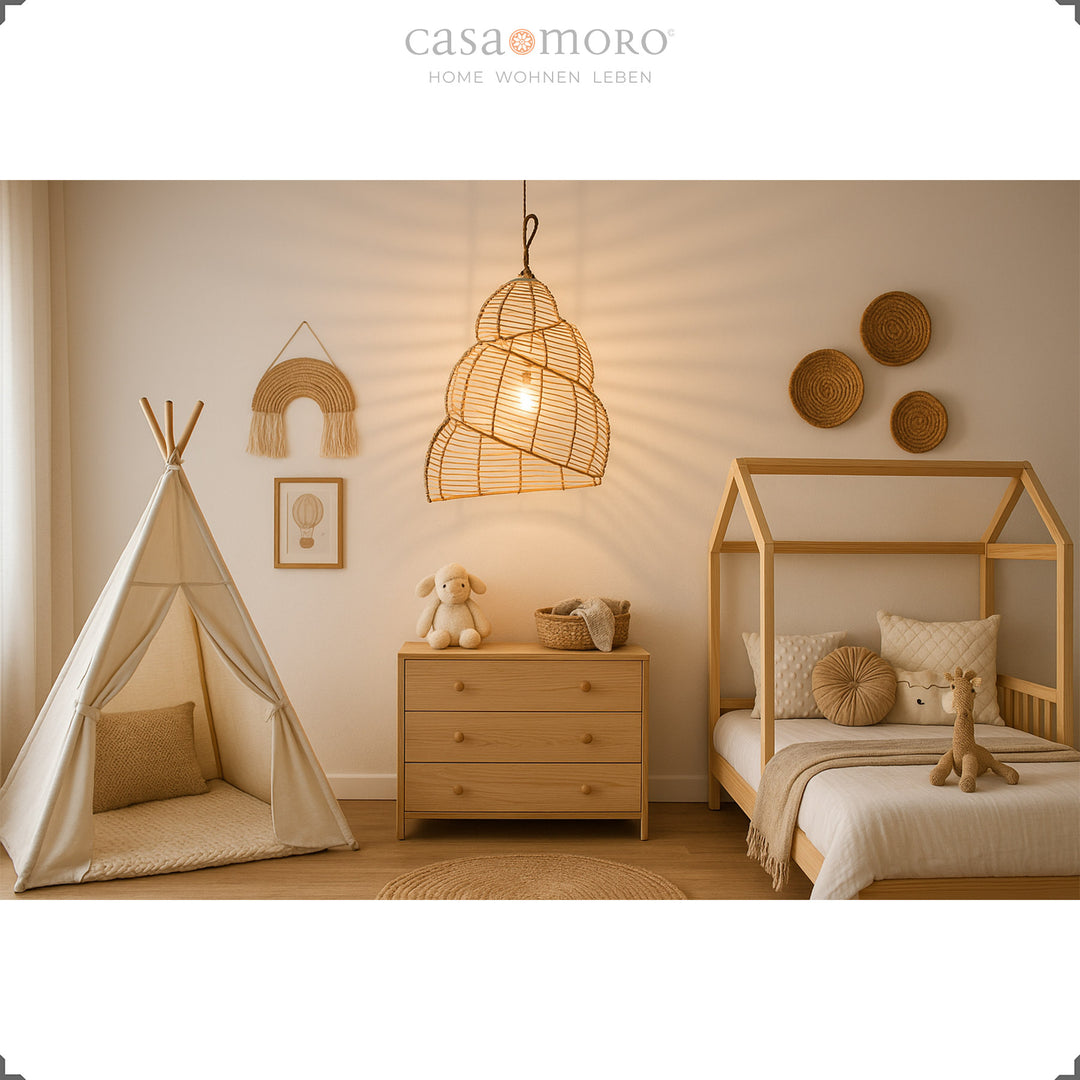 Lampe en rotin faite à la main comme plafonnier dans la chambre des enfants, offre une lumière chaude et une sécurité naturelle