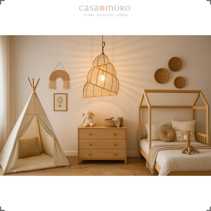 Lampe en rotin faite à la main comme plafonnier dans la chambre des enfants, offre une lumière chaude et une sécurité naturelle