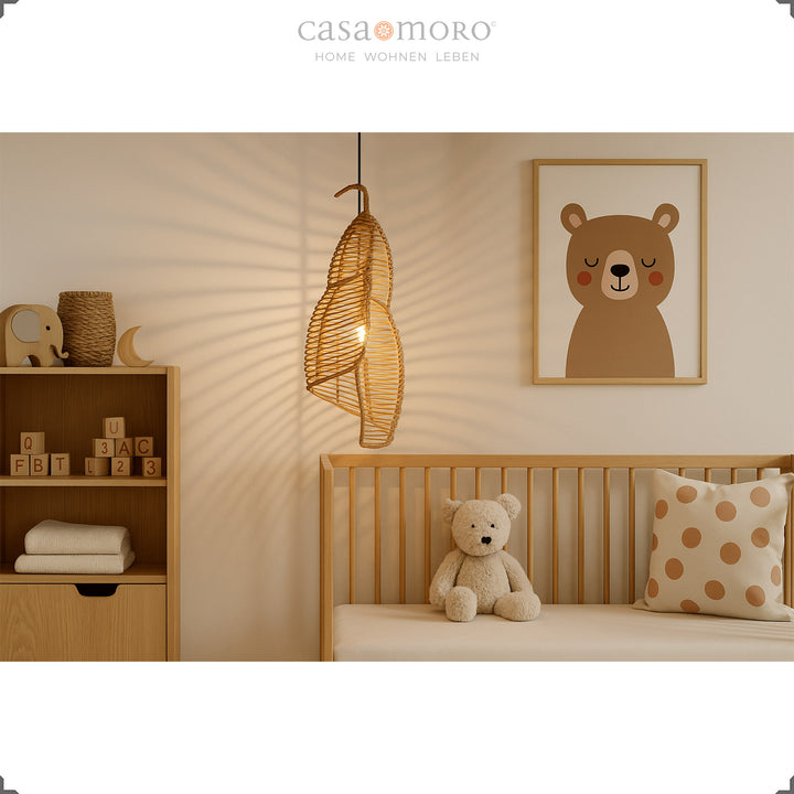 Lampe en rotin dans la chambre des enfants - naturelle et cosy