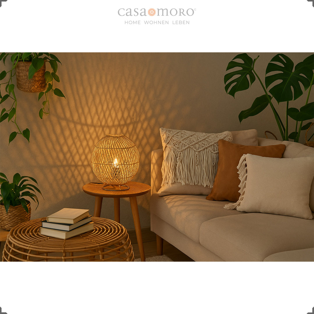 Runde Rattanlampe auf Beistelltisch im gemütlichen Wohnzimmer mit Sofaecke und warmem Licht