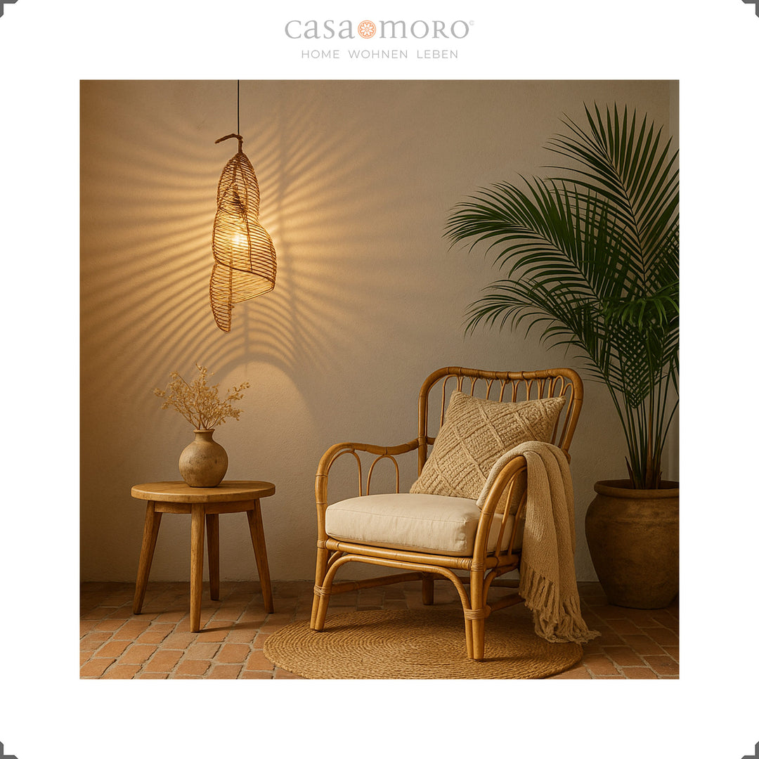 Lampe en rotin incurvée dans le salon, faite à la main et avec une lumière chaude et