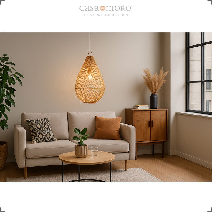 Lampe en rotin en forme de goutte comme lampe suspendue dans le salon, crée une lumière chaude et un confort naturel