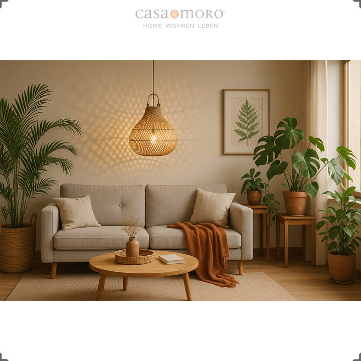 Lampe en rotin au-dessus du canapé dans un salon moderne avec plantes et ambiance lumineuse chaleureuse