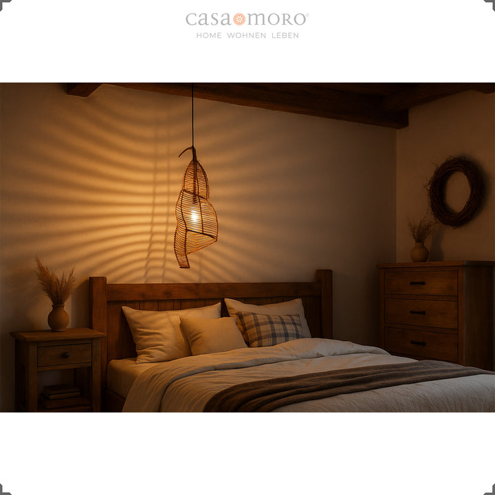 Lampe en rotin comme lampe suspendue dans la chambre, crée une lumière chaude et un confort naturel