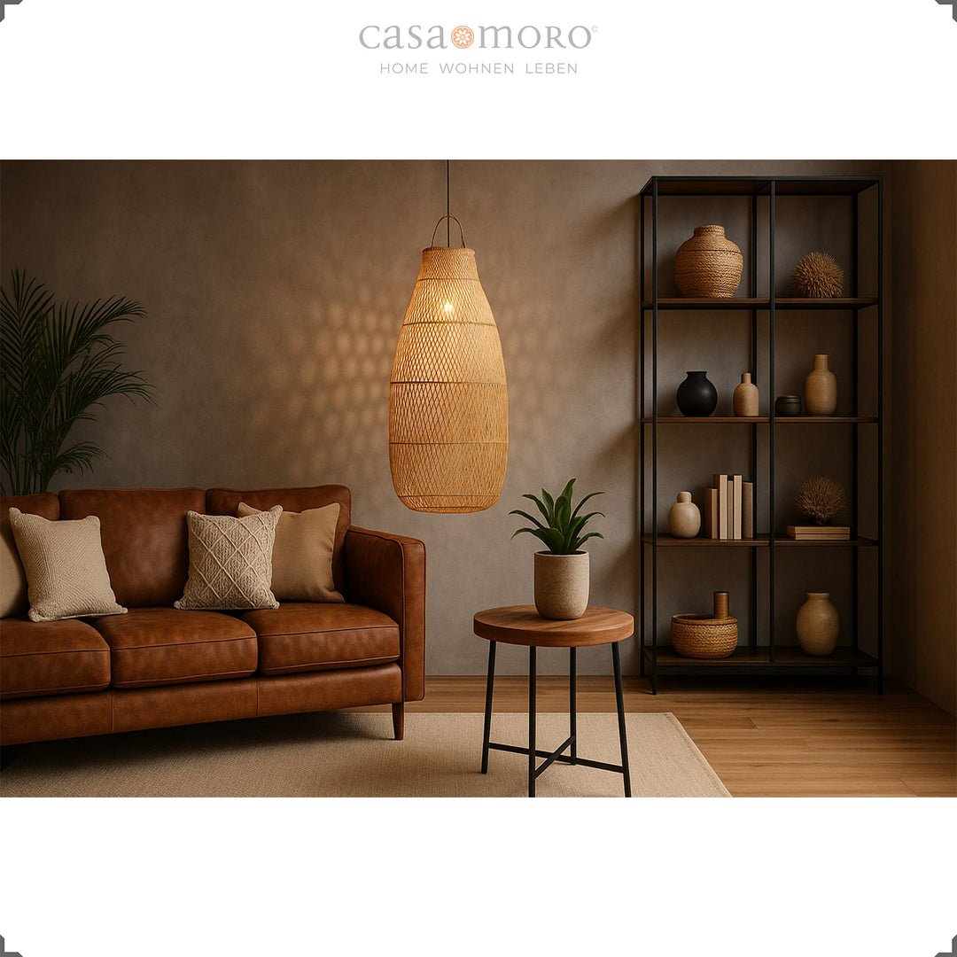 Große Rattanlampe im Wohnzimmer mit Ledersofa und warmem Licht für gemütliche Atmosphäre