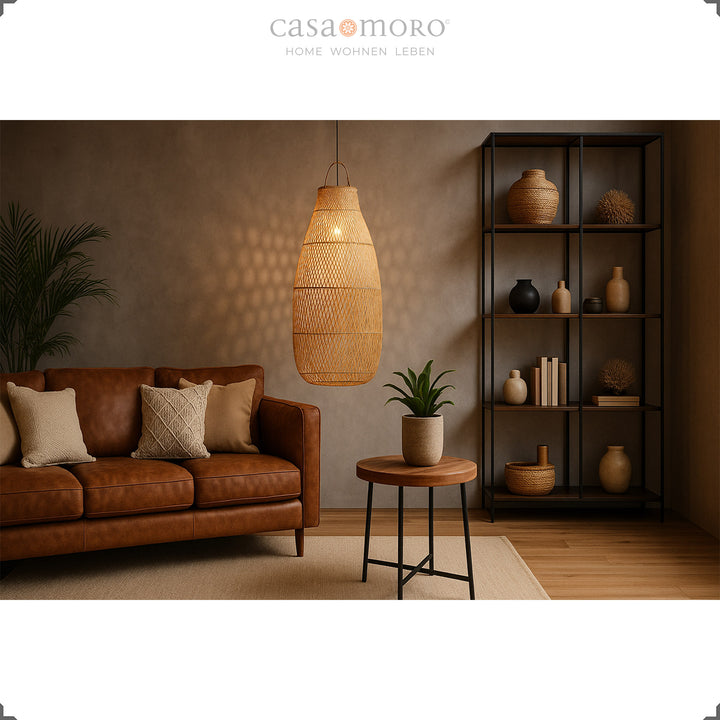 Große Rattanlampe im Wohnzimmer mit Ledersofa und warmem Licht für gemütliche Atmosphäre