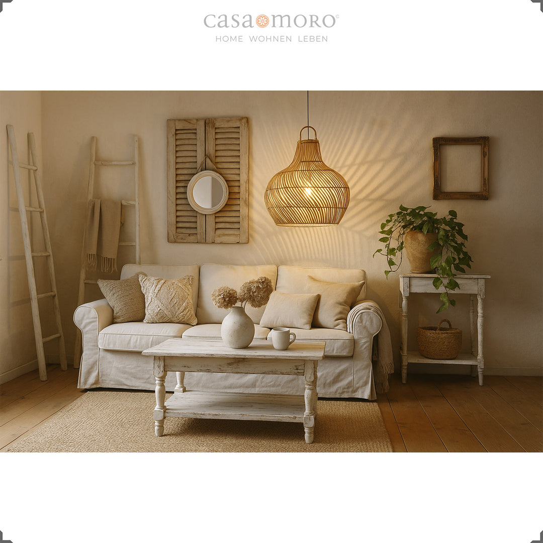 Lampe en rotin faite à la main comme lampe suspendue dans le salon, crée une lumière chaude et une atmosphère bohème chaleureuse