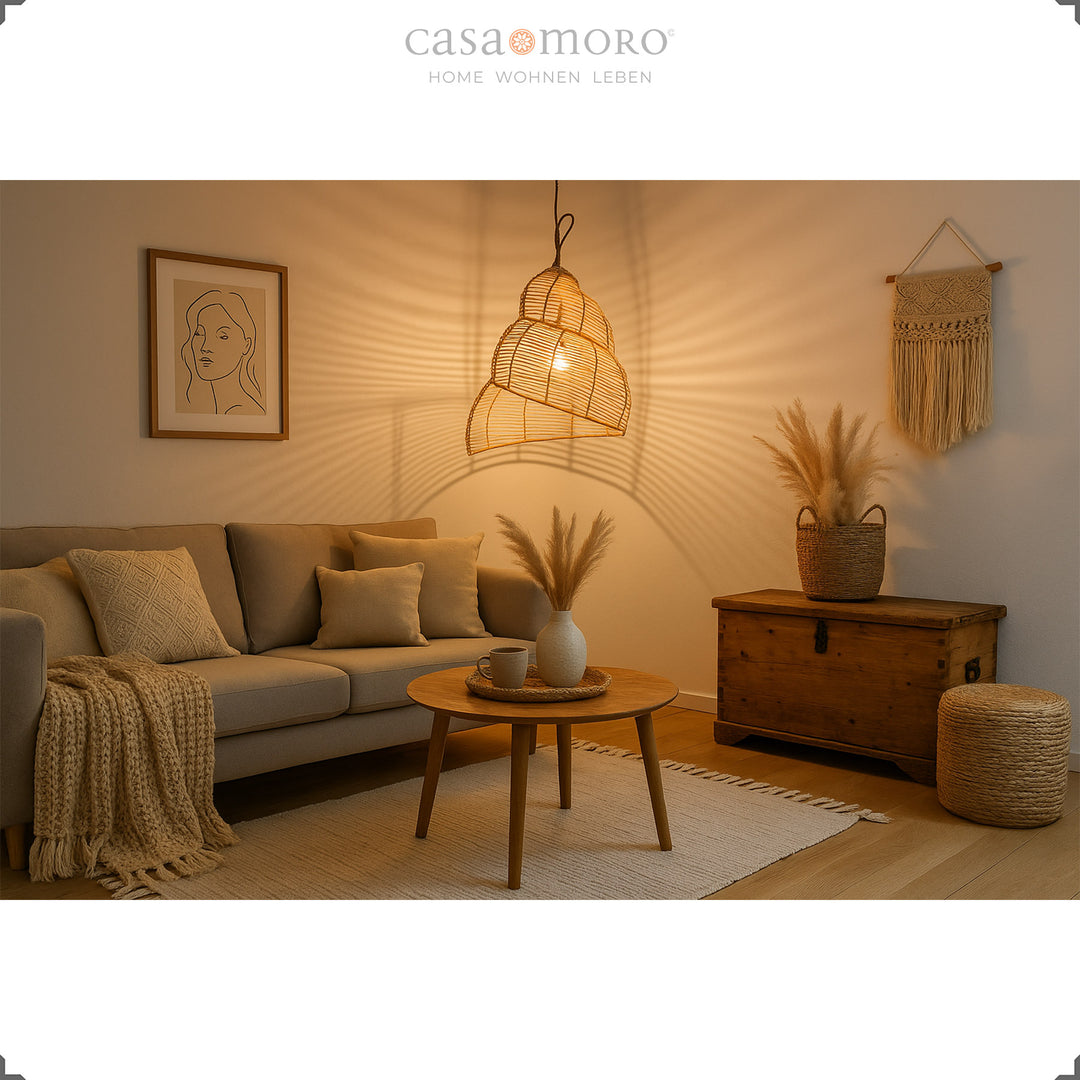 Lampe en rotin en forme de spirale comme lampe suspendue dans le salon, fournit une lumière chaude et crée une atmosphère bohème chaleureuse