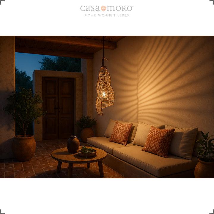 Lampe en rotin comme suspension dans le salon ou sur la terrasse, diffuse une lumière chaude et crée une atmosphère bohème