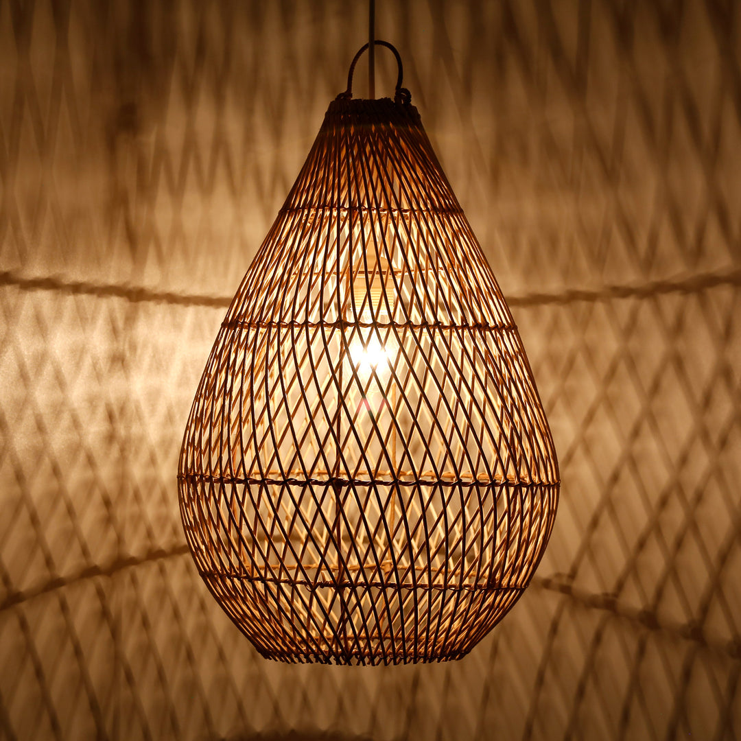 Abat-jour en forme de goutte en rotin tressé à la main au tissage fin et aux jeux de lumière chaleureux
