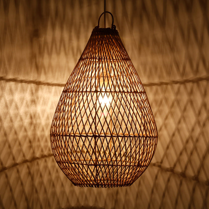 Abat-jour en forme de goutte en rotin tressé à la main au tissage fin et aux jeux de lumière chaleureux