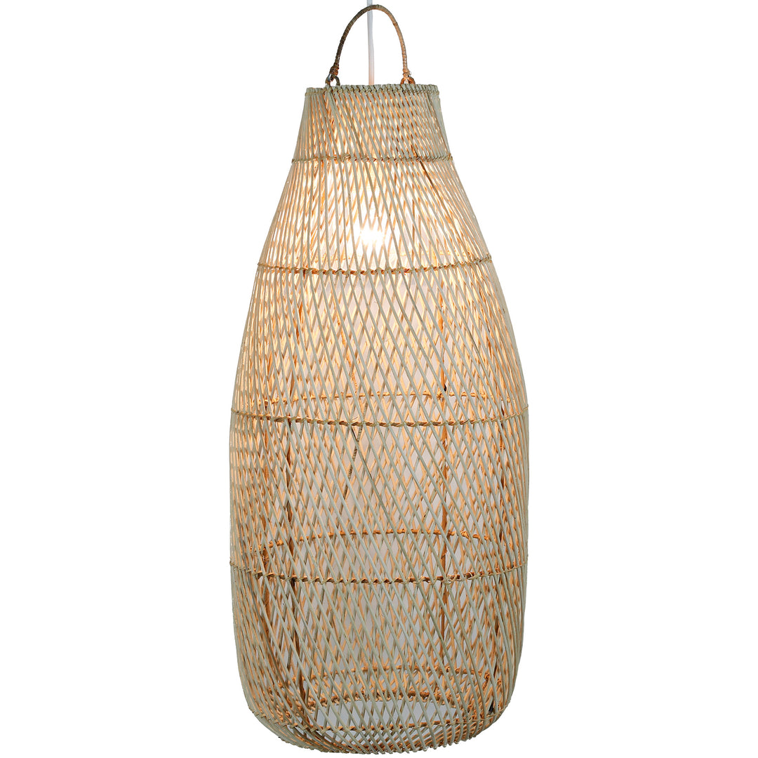 Großer Lampenschirm aus naturbelassenem Rattan mit filigranem Flechtmuster und sanftem Lichtschein