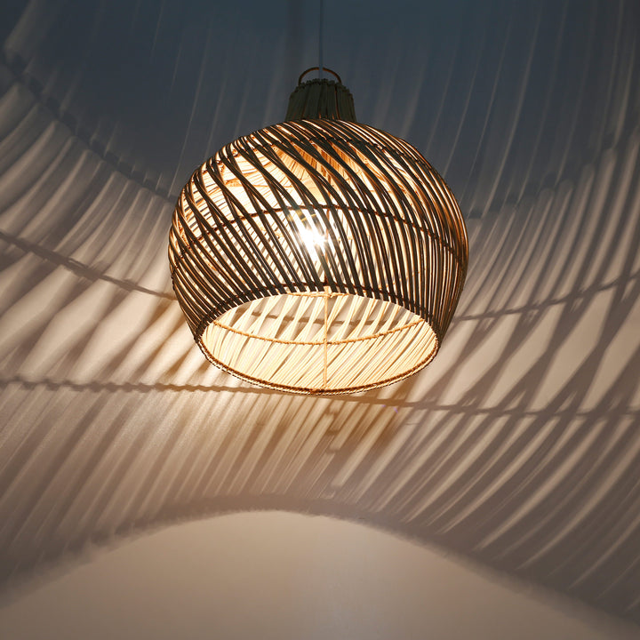 Abat-jour lumineux en rotin au tissage ajouré et jeu d'ombre et de lumière impressionnant au mur et au plafond