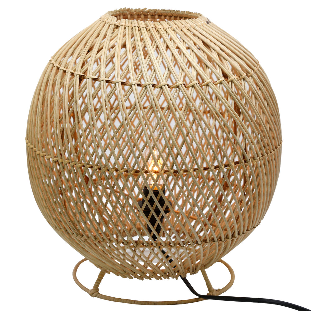 Lampe de table ronde en rotin naturel avec un motif tissé fin et une ampoule visible